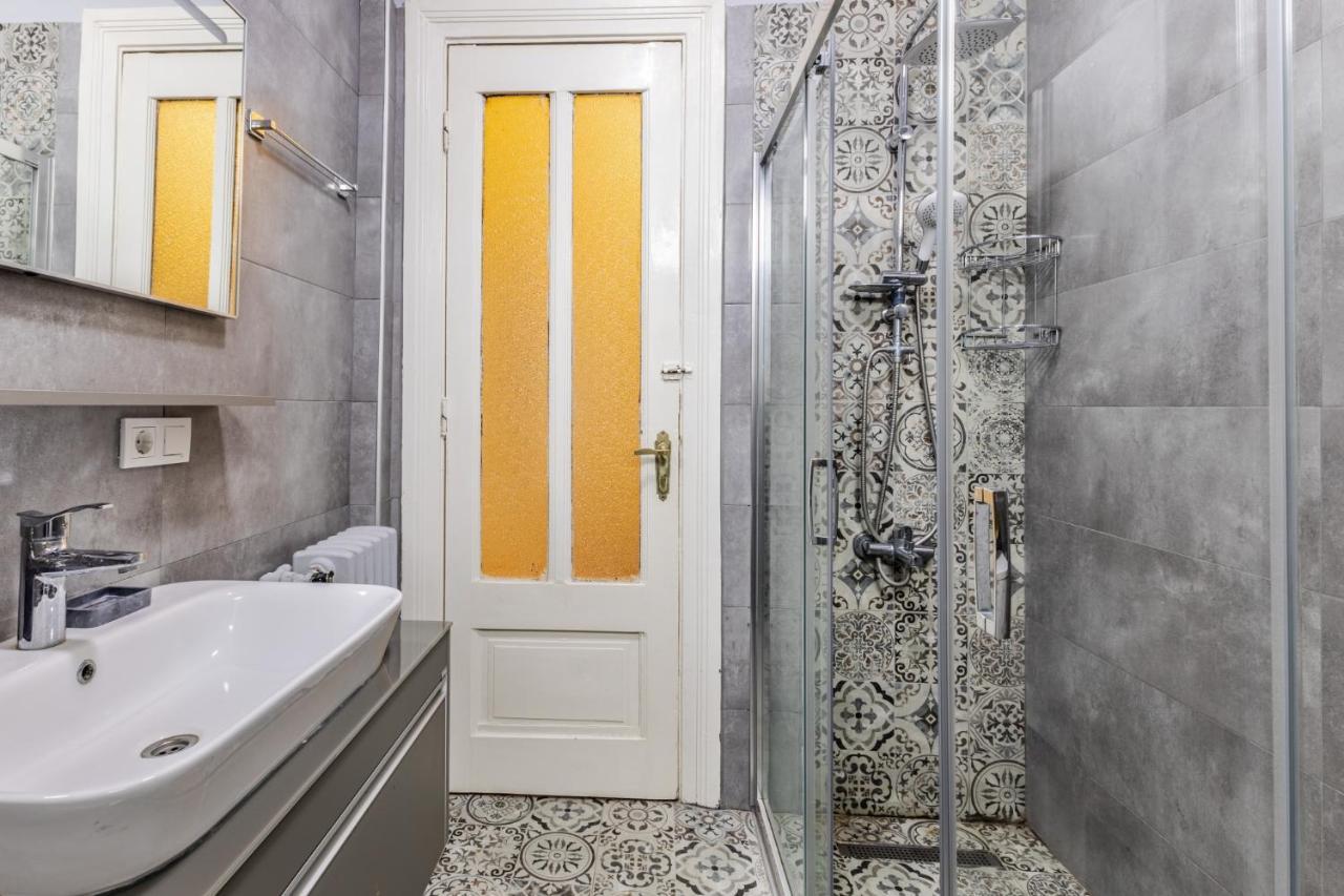 Flat With Balcony And Bosphorus View In Beyoglu Lejlighed Istanbul Eksteriør billede